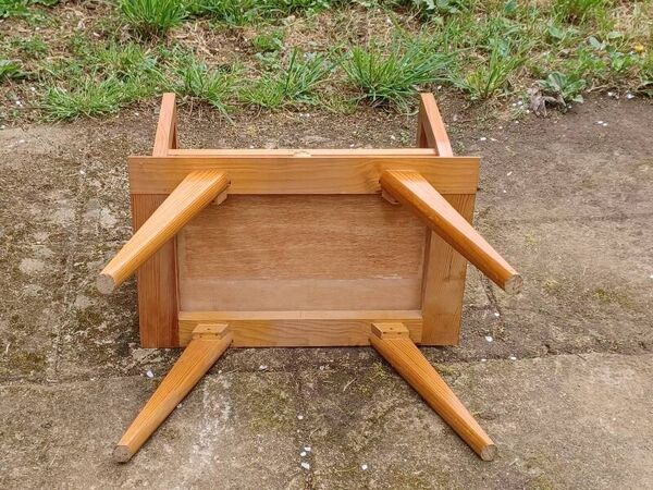 Table de chevet pitchpin massif avec pieds compas vintage