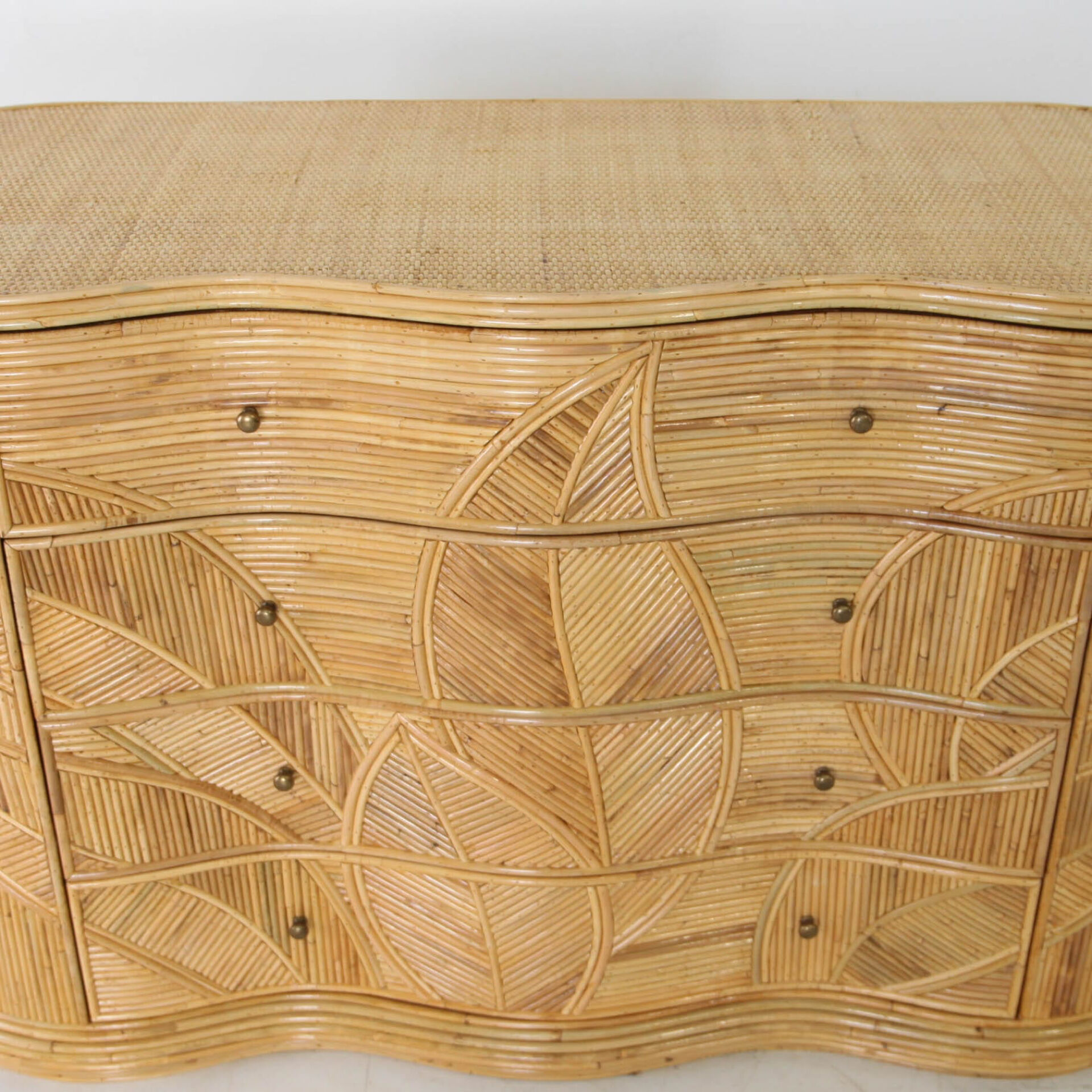 Commode galbée « feuilles » en rotin