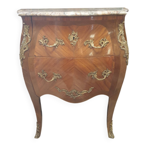 Commode galbée de style