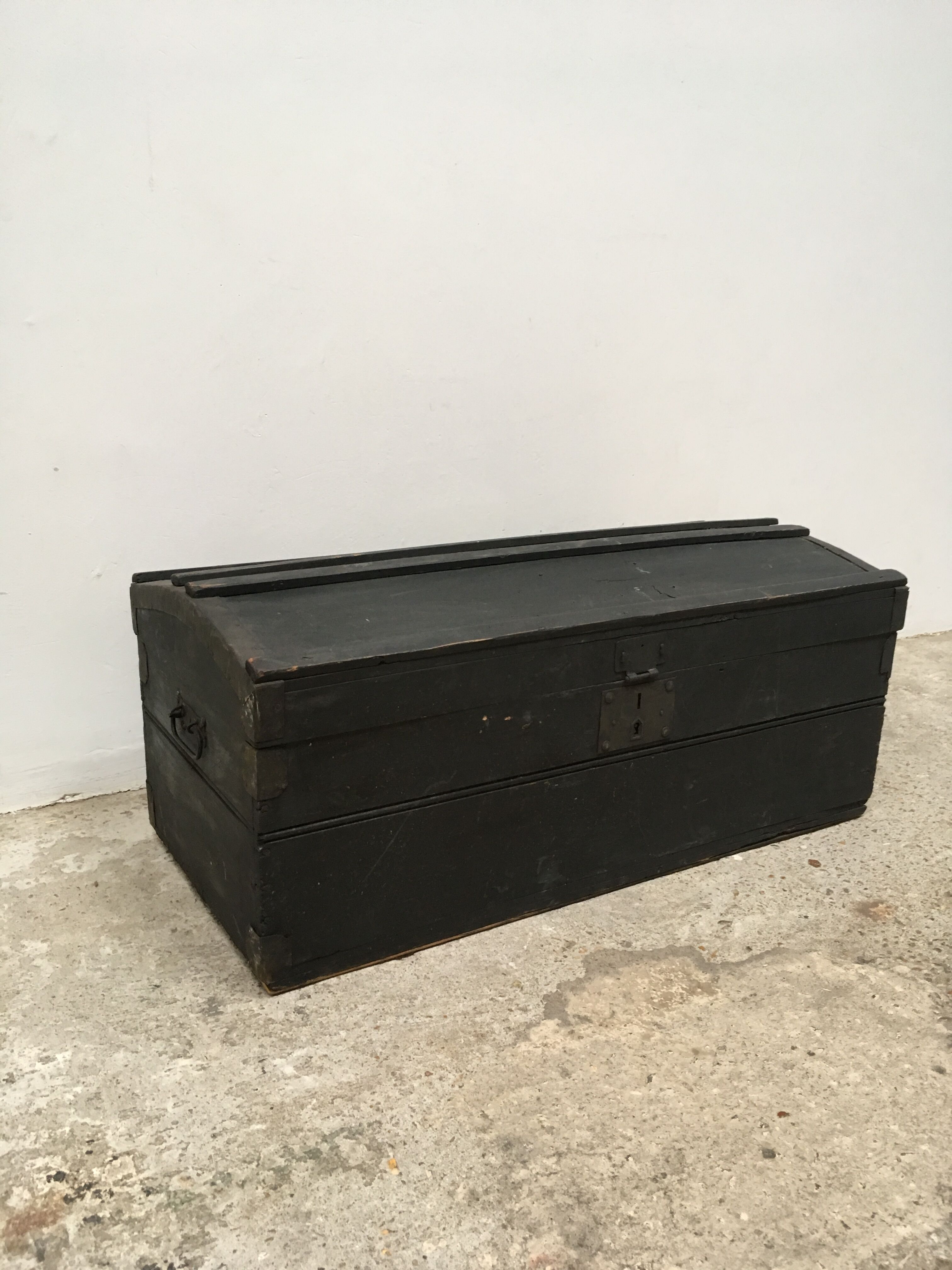 Matte black curved trunk