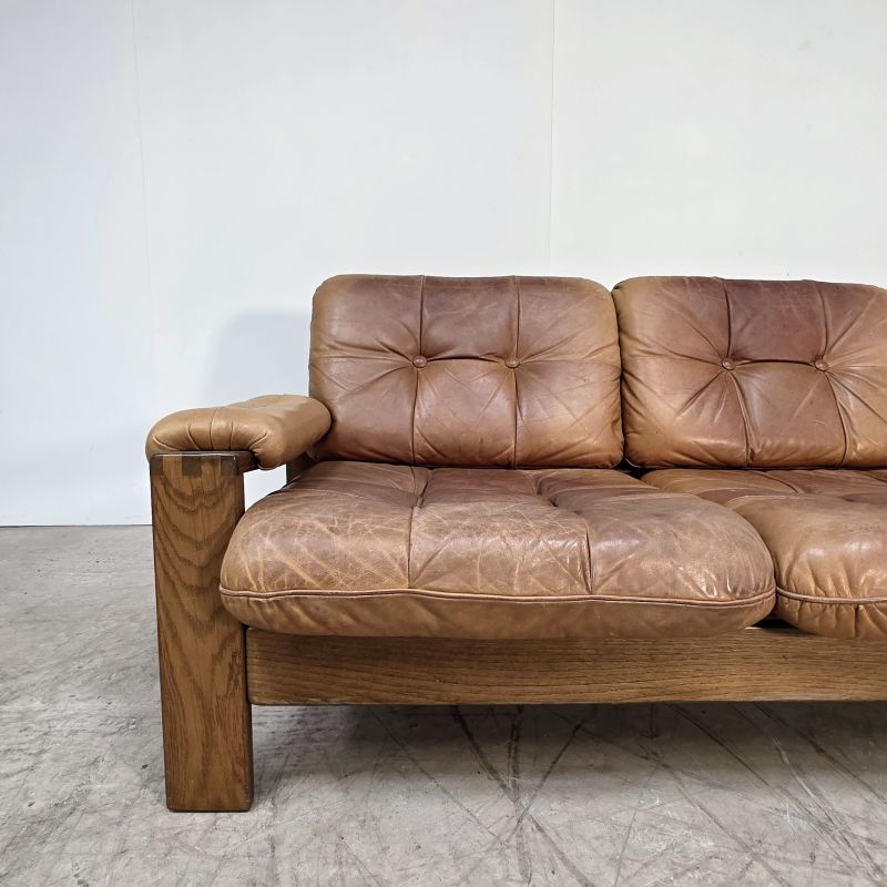 Joli salon composé d'une paire de fauteuils, d'un canapé en cuir havane et son ottoman