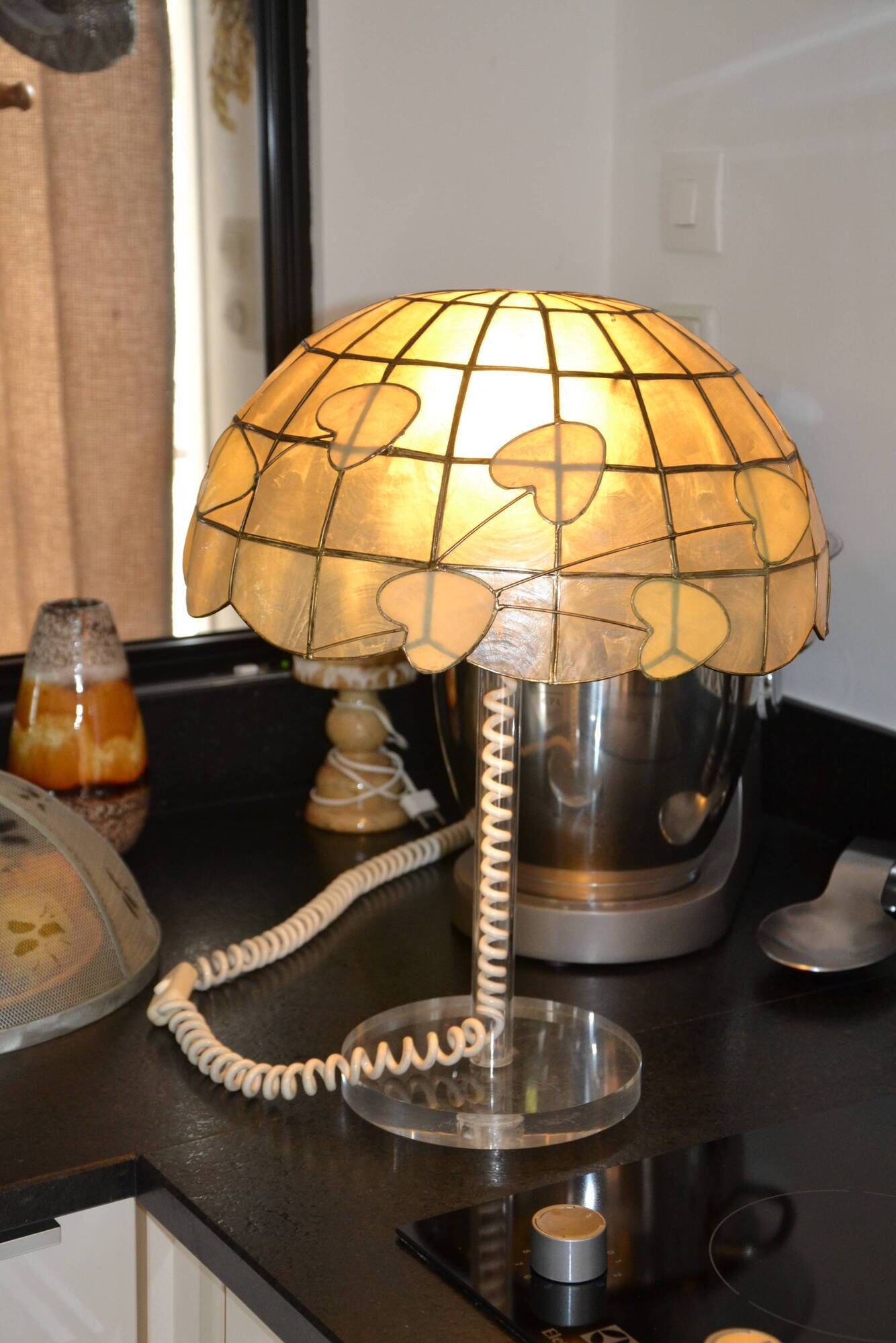 Lampe en nacre et plexiglas années 70