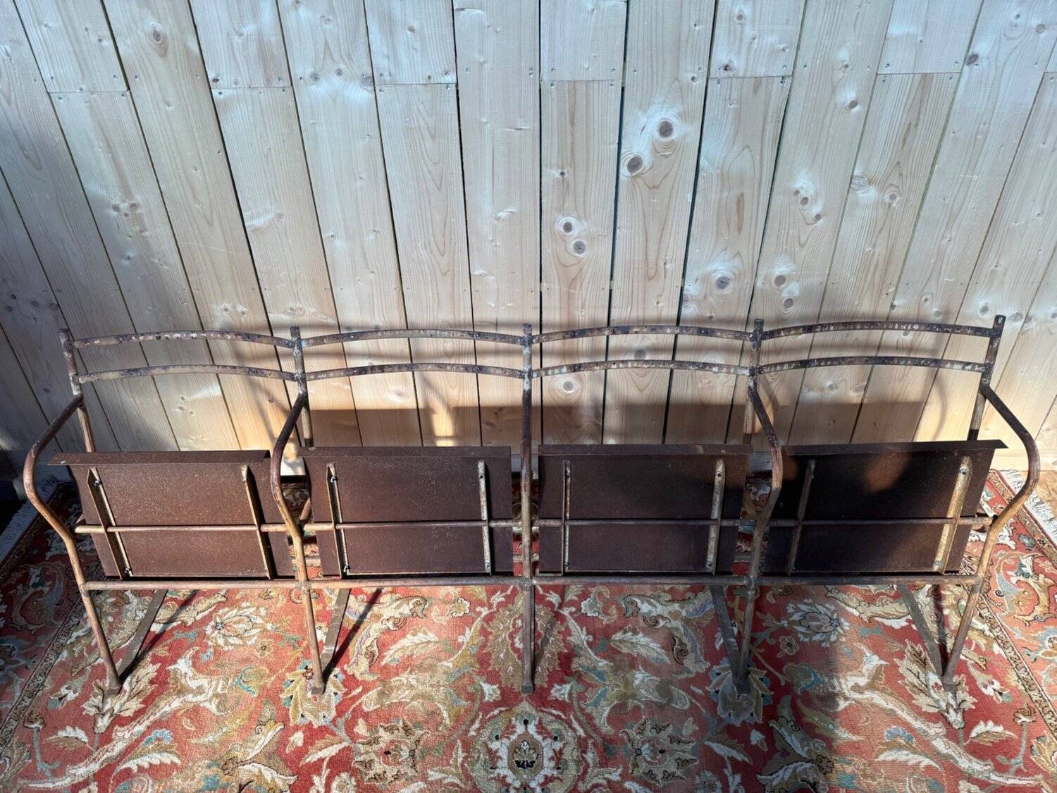 Theatre bench for 4 – Industrial style – Iron and sheet metal – Early 20th century