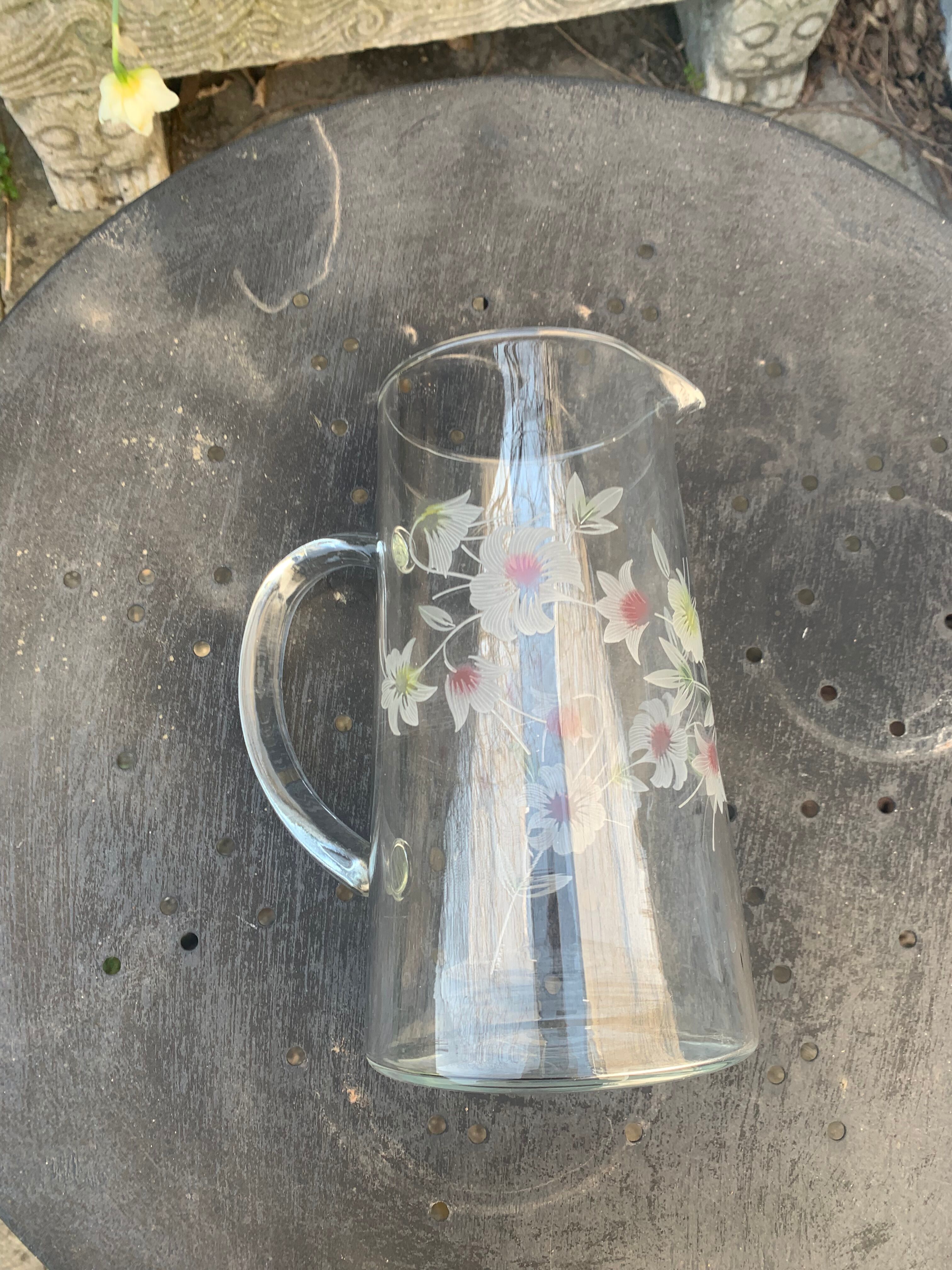 Carafe à orangeade avec des fleurs gravées ancienne