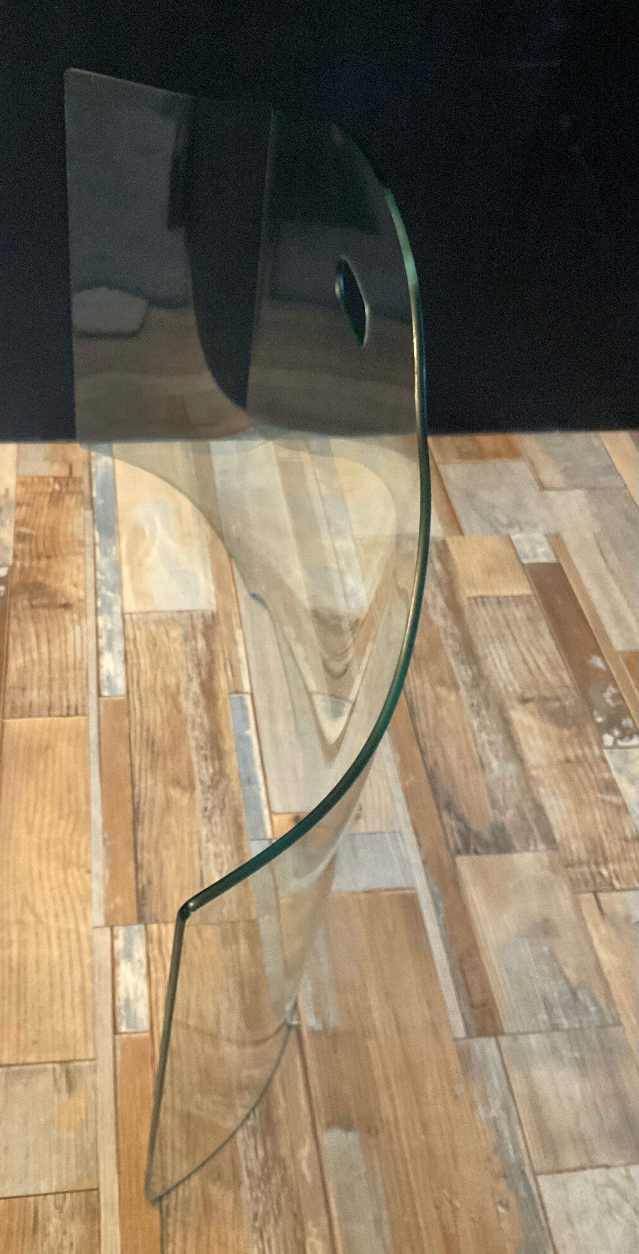 Curved fire screen tempered glass design