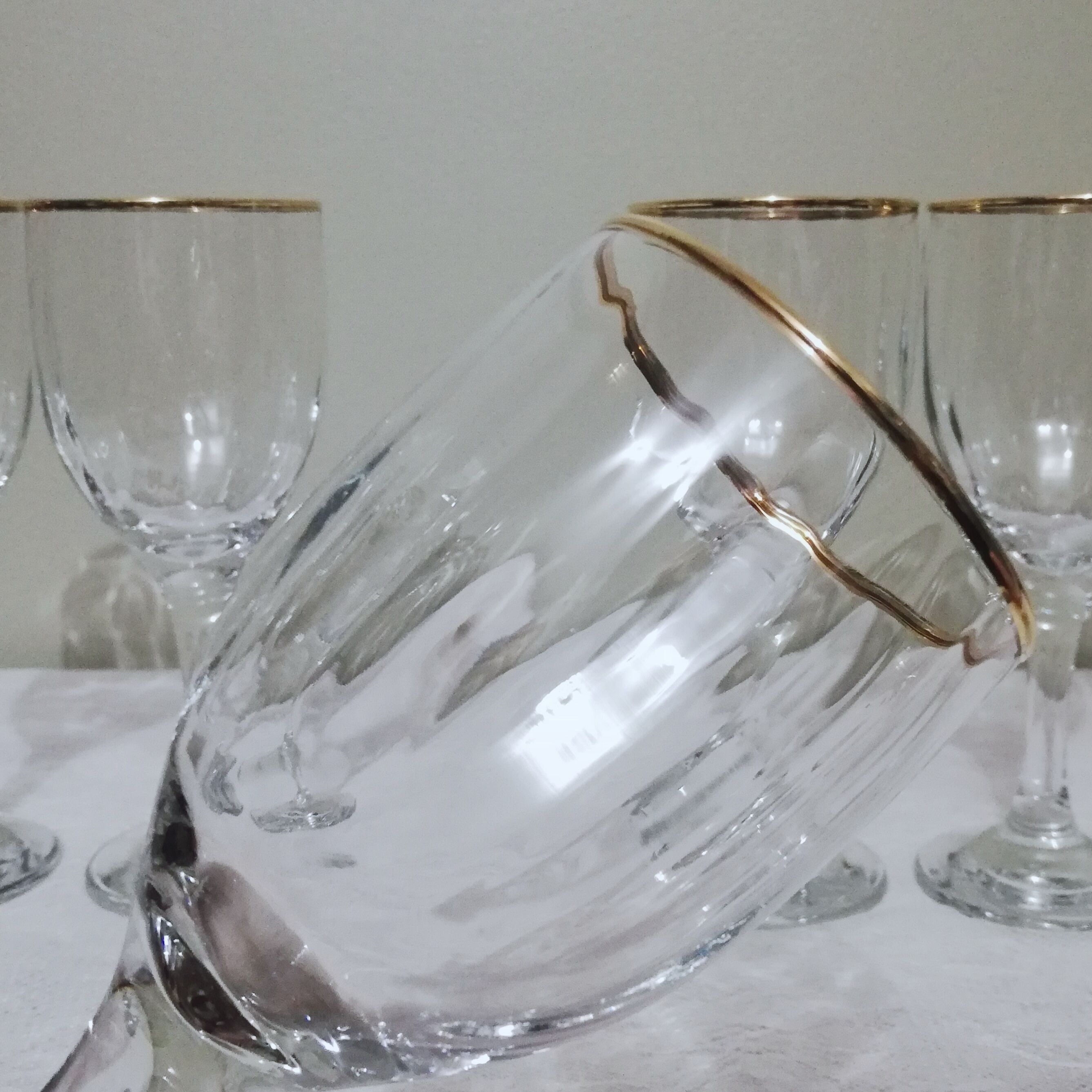 6 15cl stemmed glasses with gilding around the perimeter