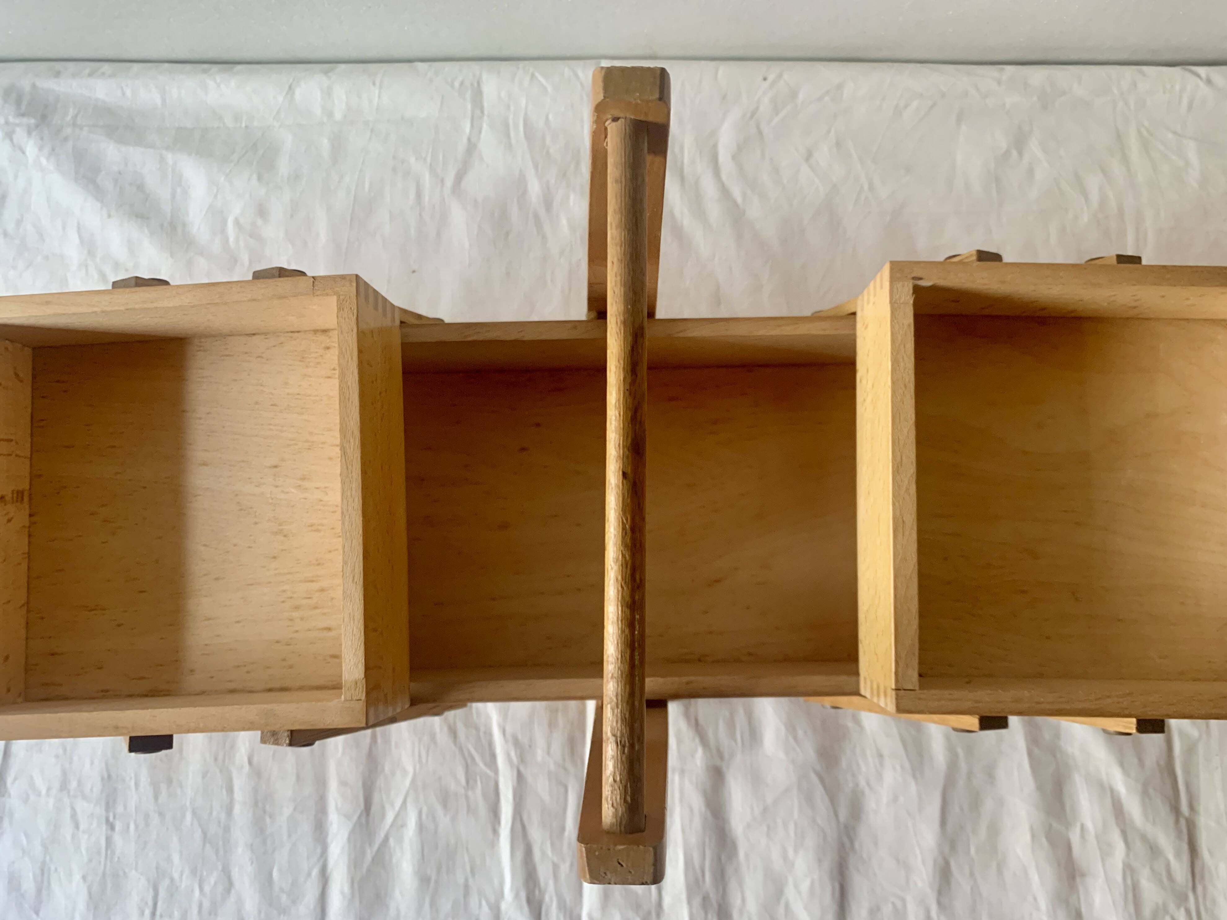 Petite travailleuse en bois vintage