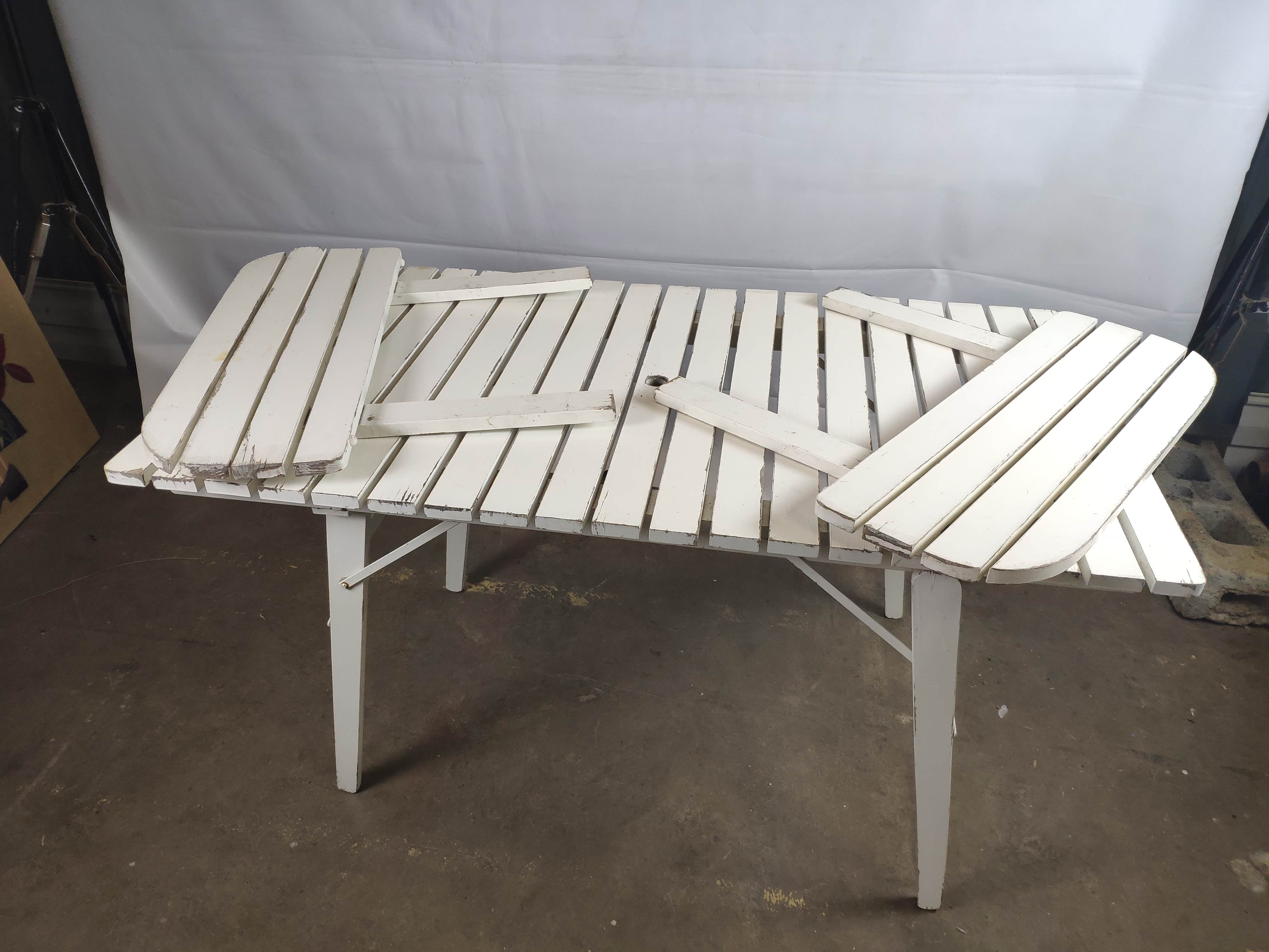 Table de jardin pliante blanche vintage en bois