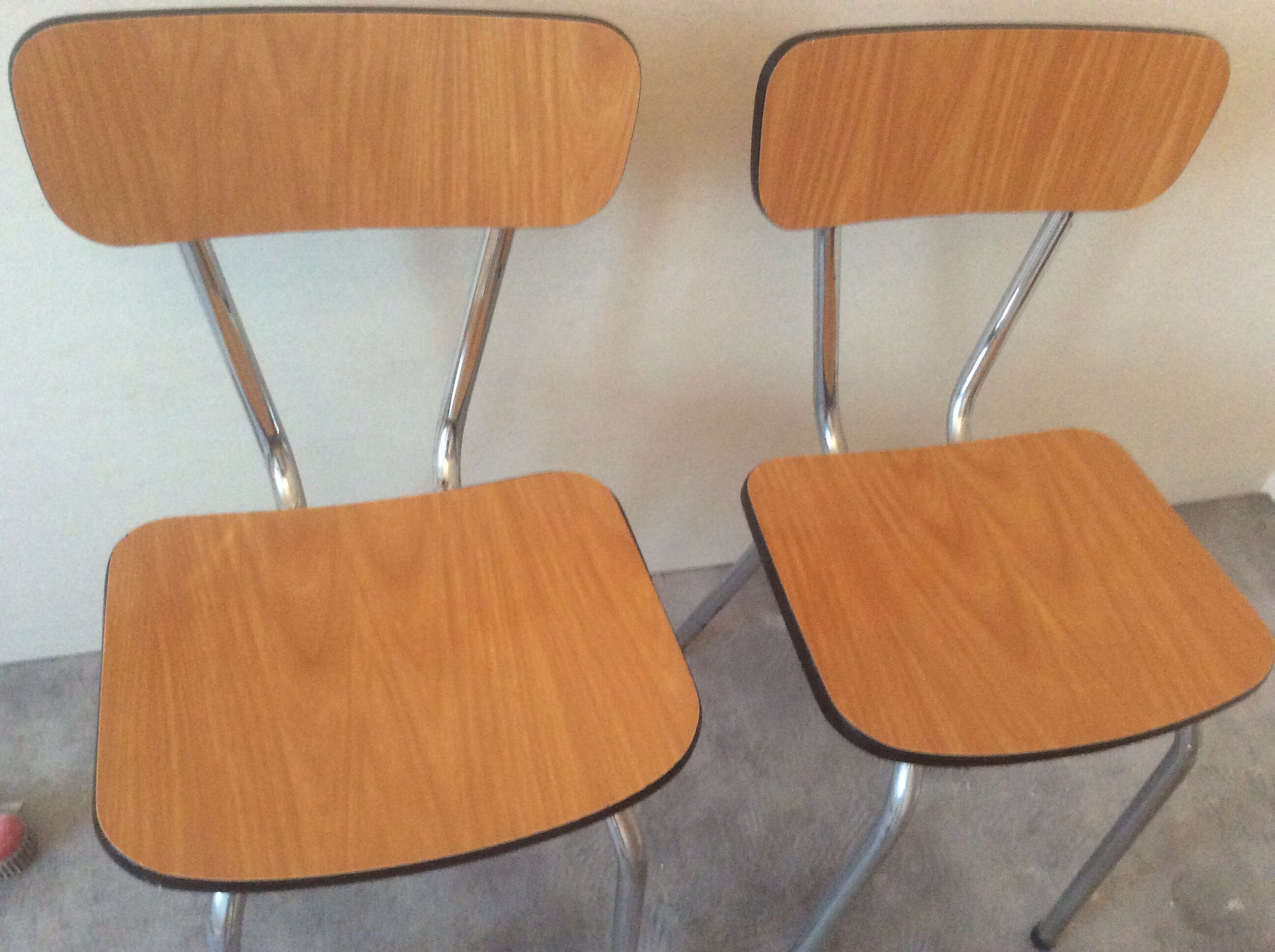 Lot of 2 formica chairs