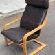 Fauteuil à bascule scandinave bois courbé et cuir marron ikea poang