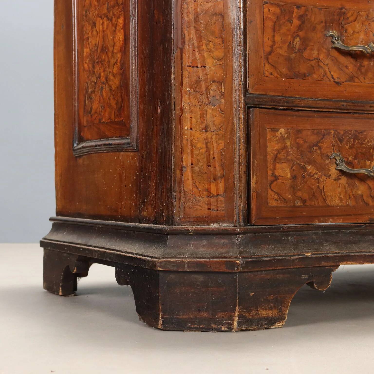 Baroque walnut commode - Lombardy 17th century