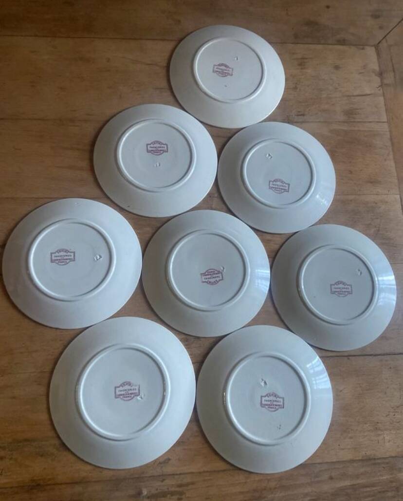 A series of eight flat plates in Terre de fer earthenware, Favori aux oiseaux model - pink tint