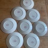 A series of eight flat plates in Terre de fer earthenware, Favori aux oiseaux model - pink tint