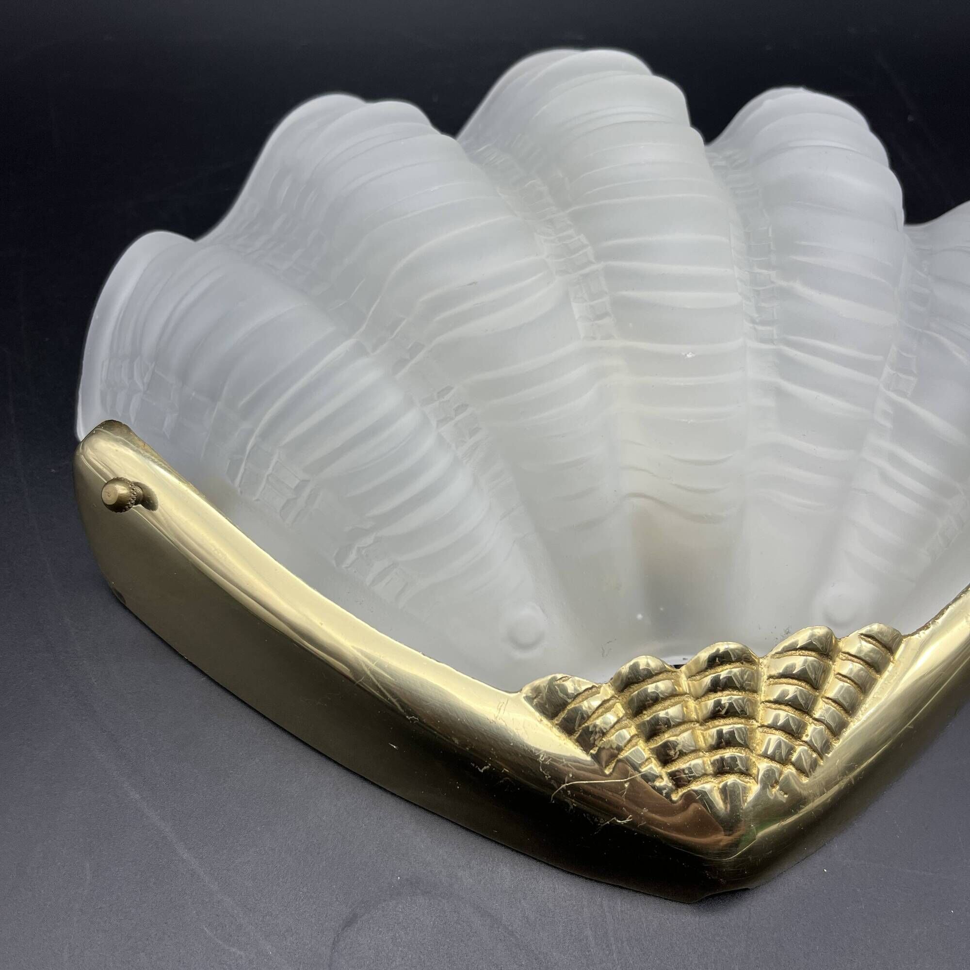 Shell wall light in gilded brass and frosted pressed glass Art Deco style