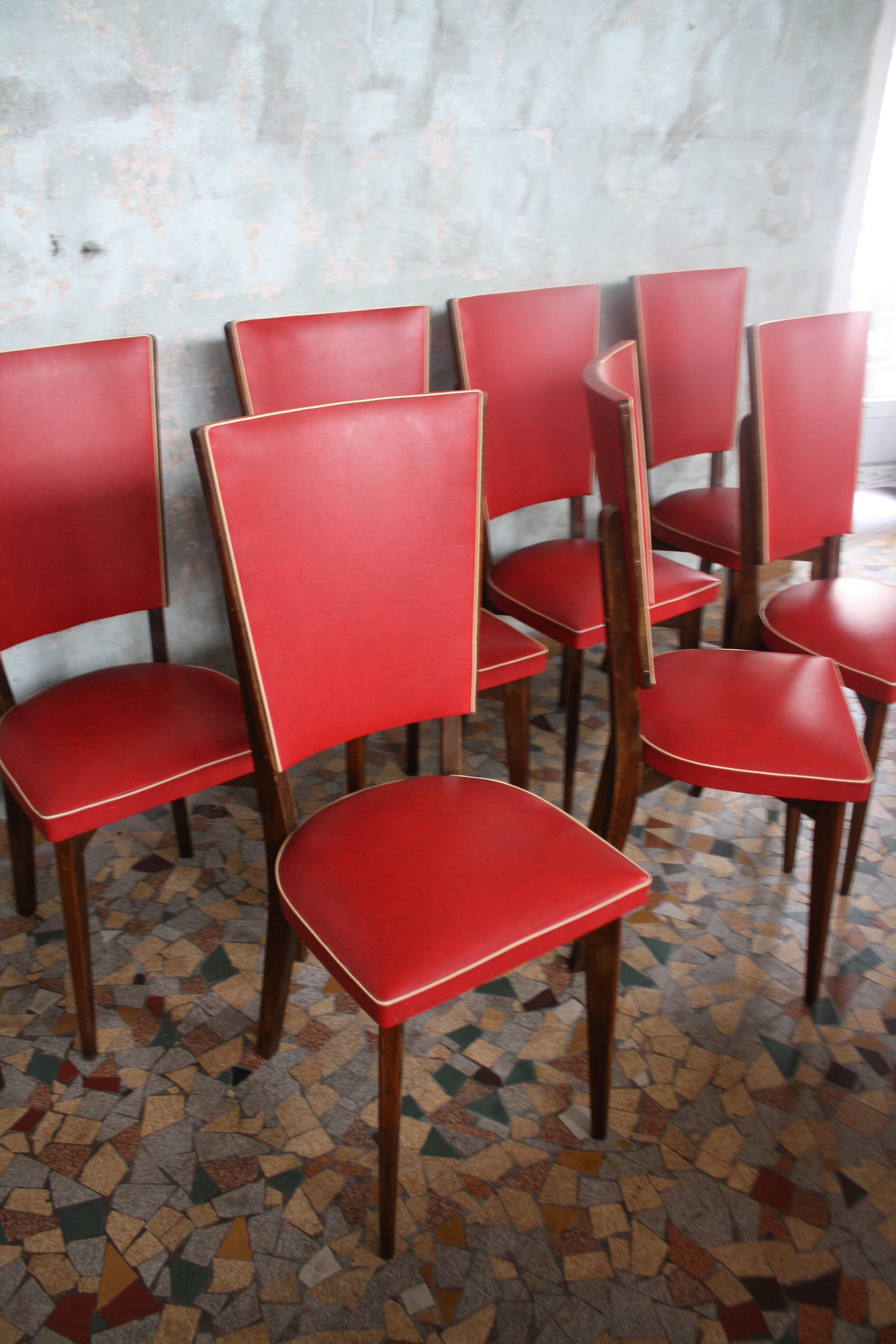 Lot of 8 vintage wooden chairs and red skai