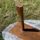 Banc tripode en chene brutaliste