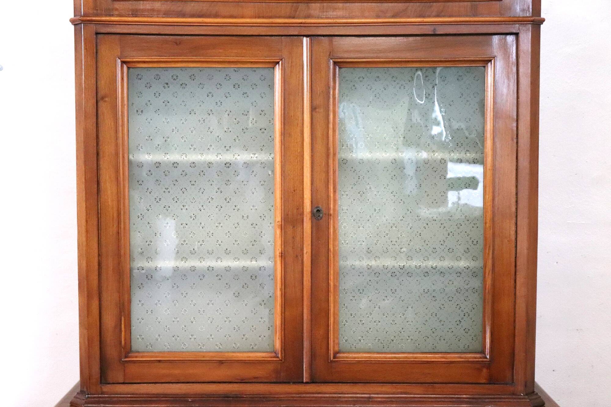 Antique sideboard in veined walnut, Italy, late 19th century