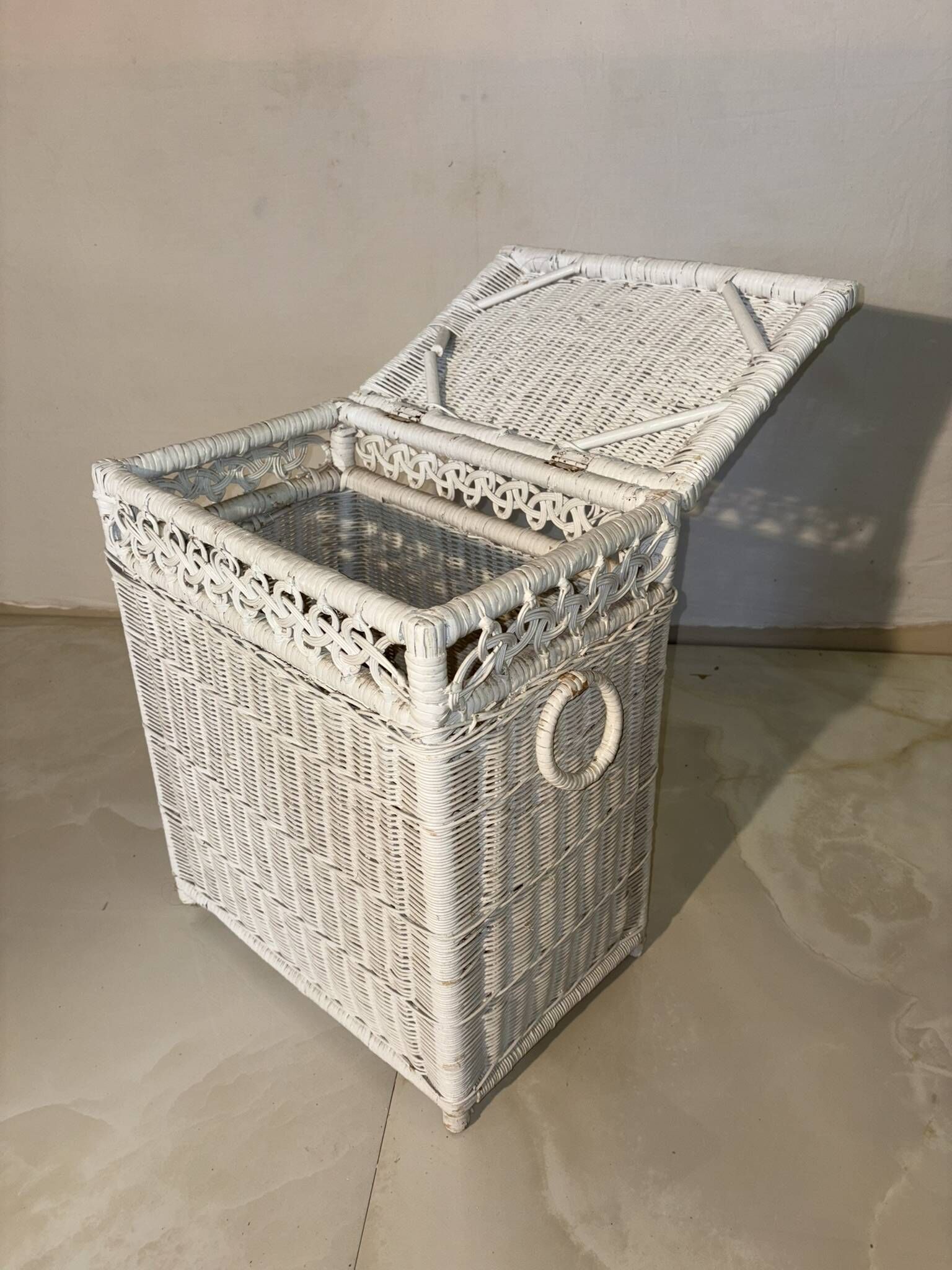 Ensemble chambre rotin blanc : commode, miroir, lit, panier