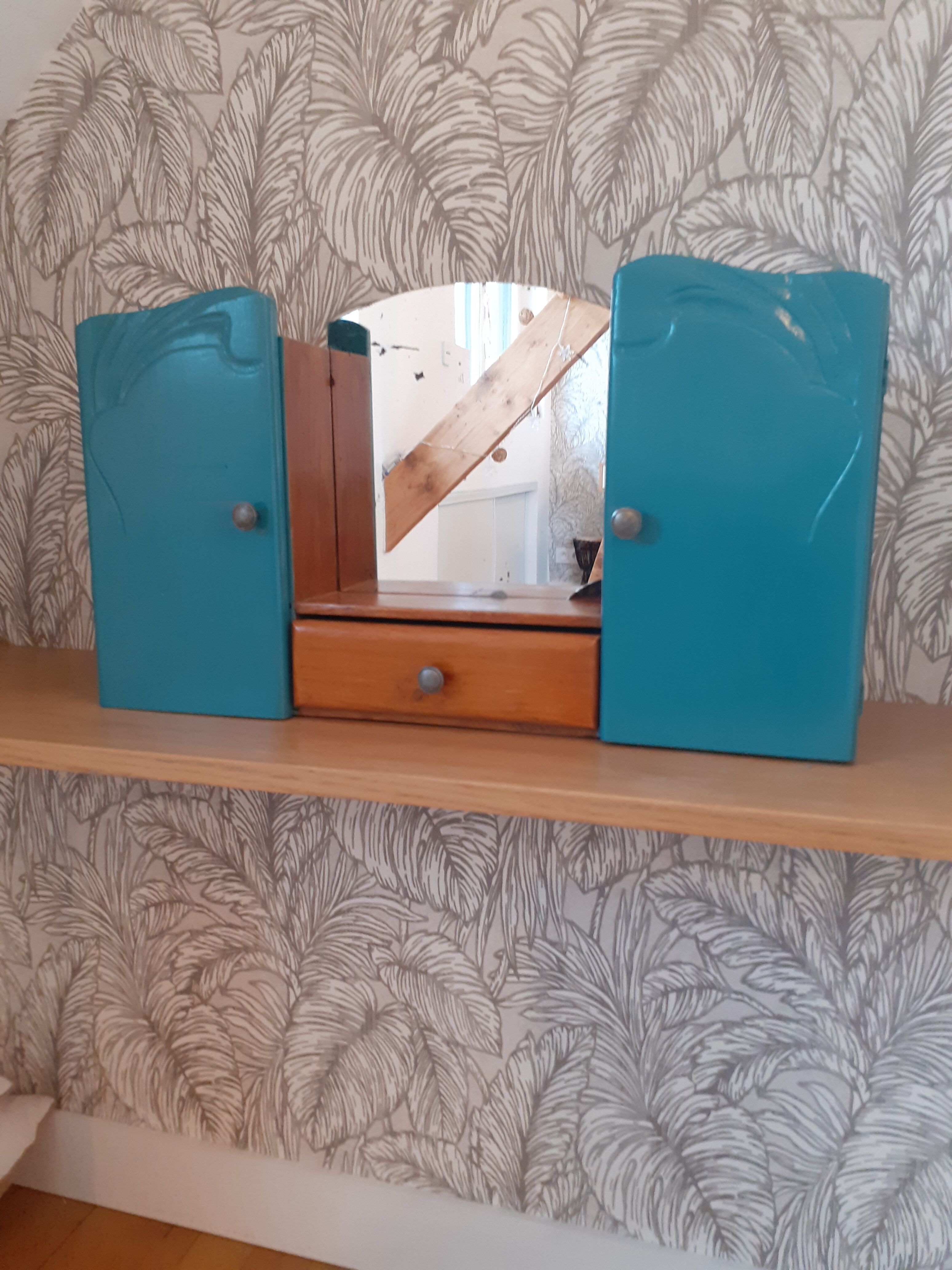Wall cabinet of toilet