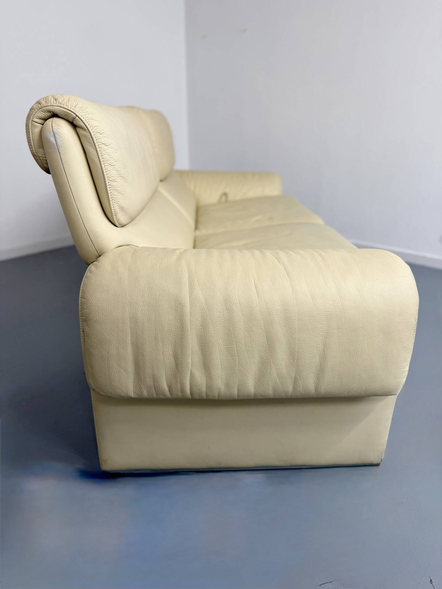 Two-seater designer sofa De Sede DS-2011 in cream leather with adjustable backrest.