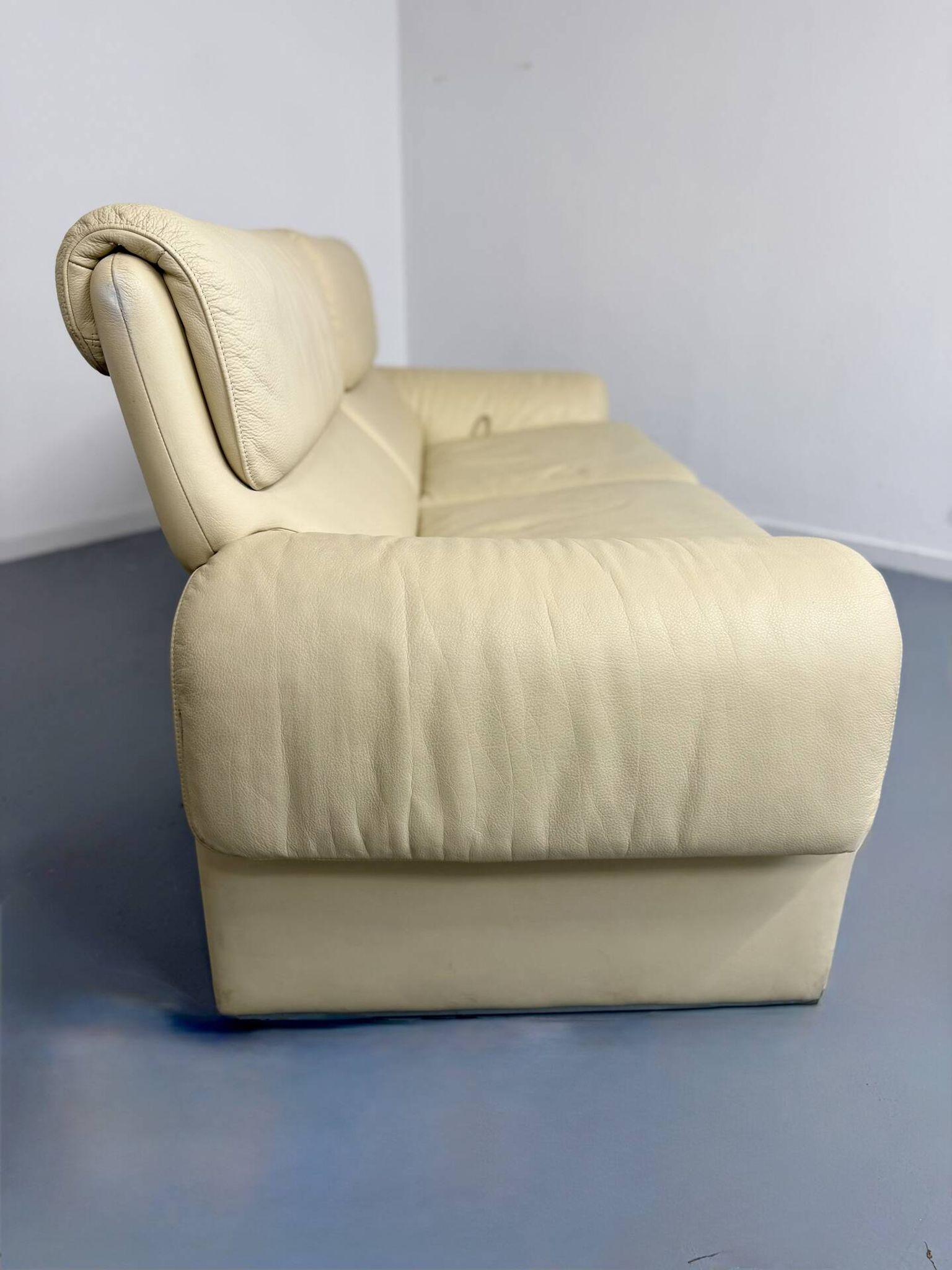 Two-seater designer sofa De Sede DS-2011 in cream leather with adjustable backrest.