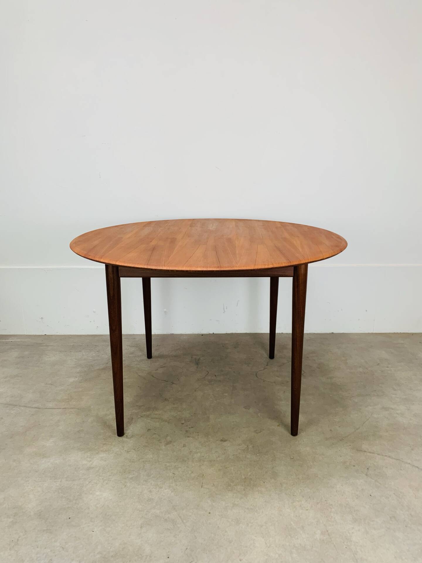 Table ronde scandinave en teck, 1960
