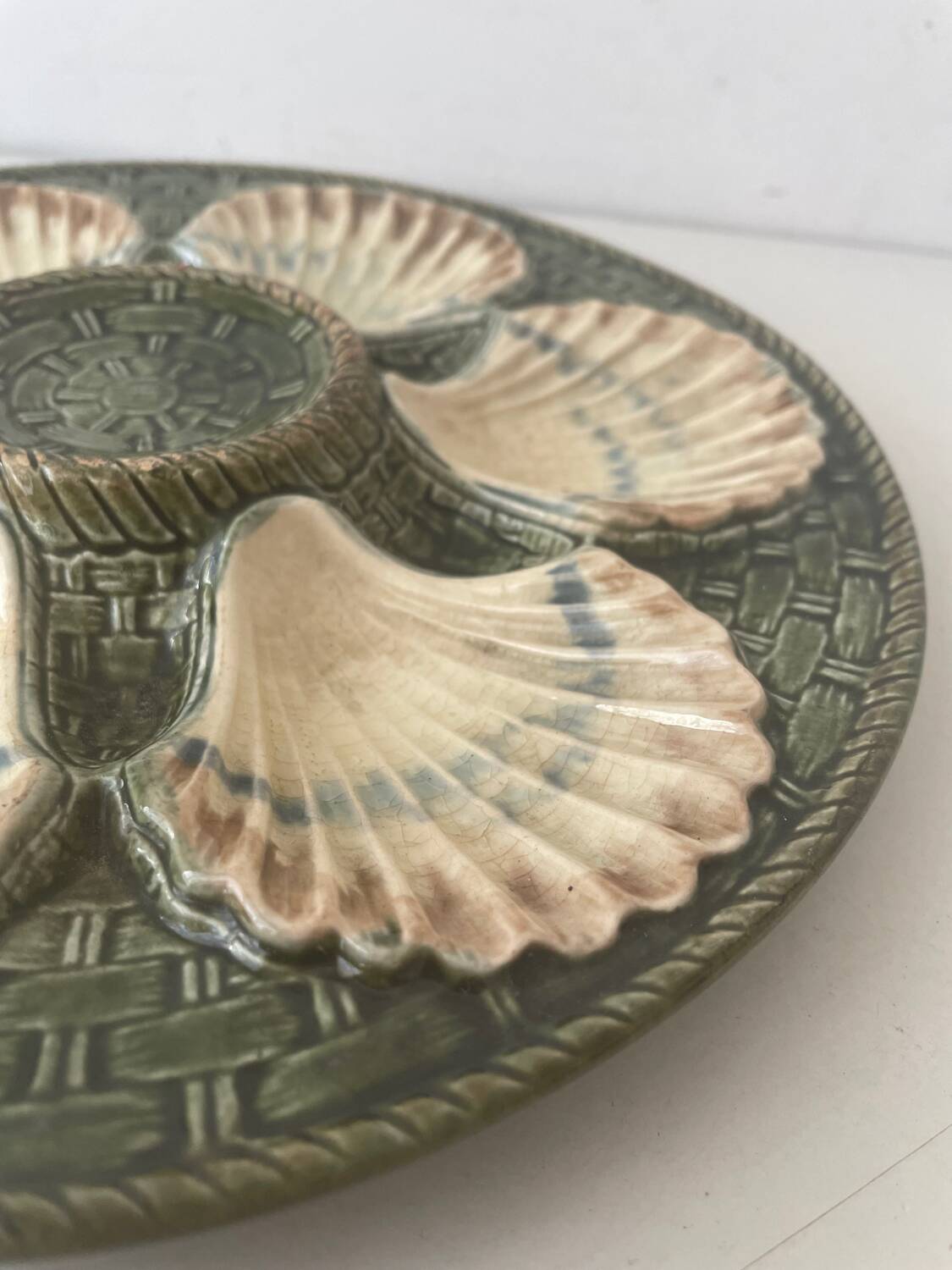 Barbotine oyster plate