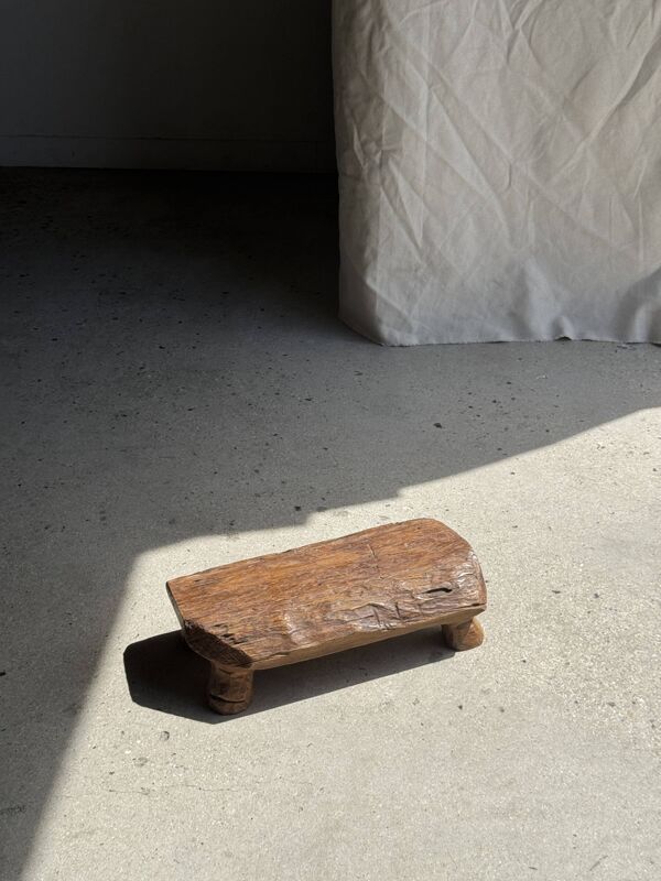 Petit tabouret, repose-pied en teck blond monoxyle organique coins coupés