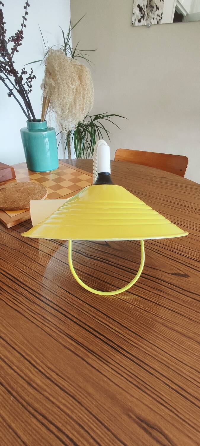 Yellow and white suspension with adjustable height.