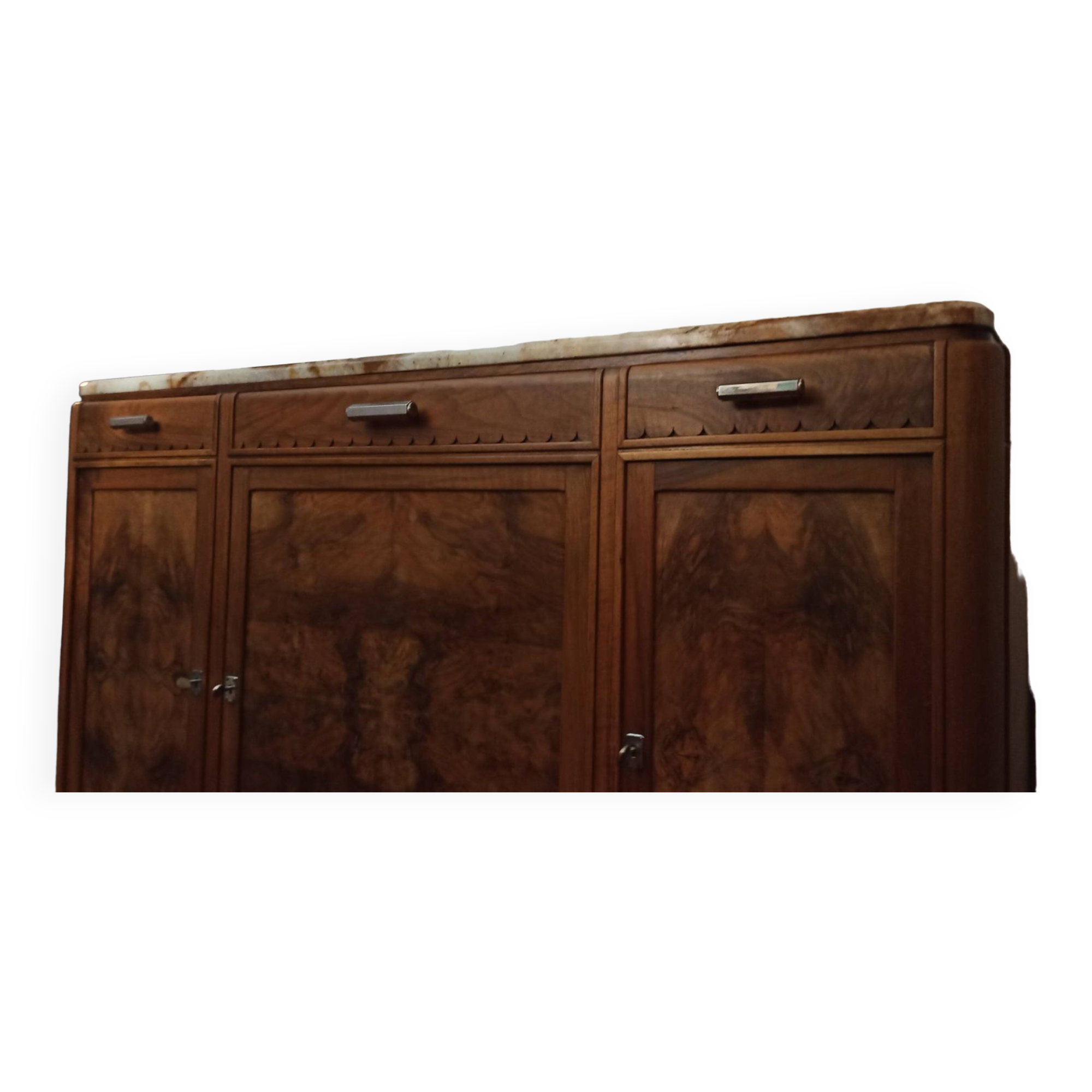 Low sideboard from the beginning of the twentieth century in walnut.