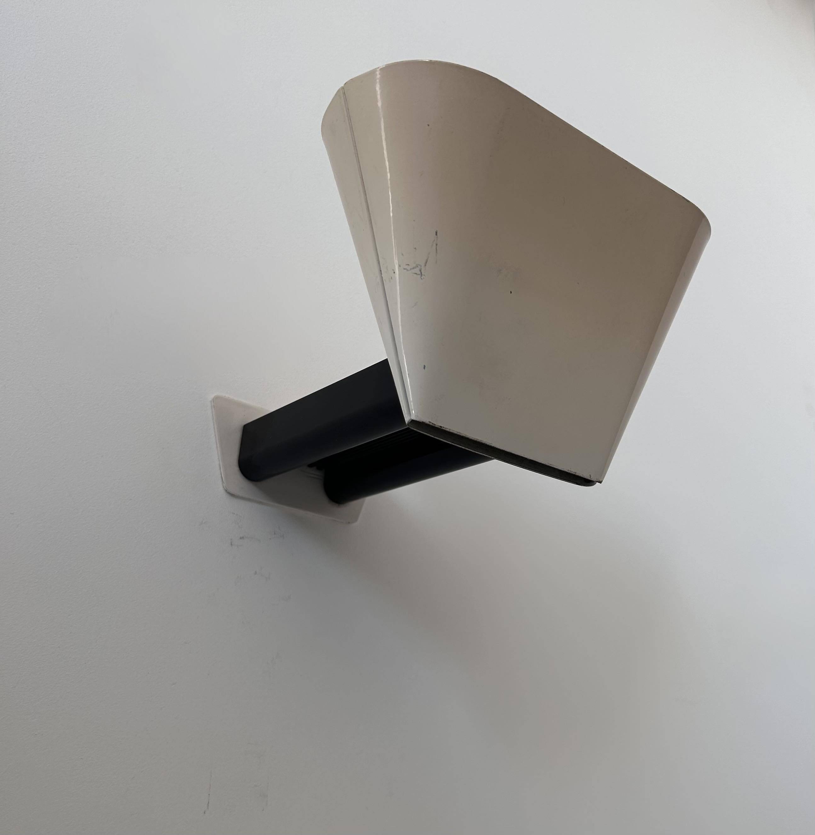 Vintage modernist wall lamp, cream and black lacquered metal, Italy 1970s