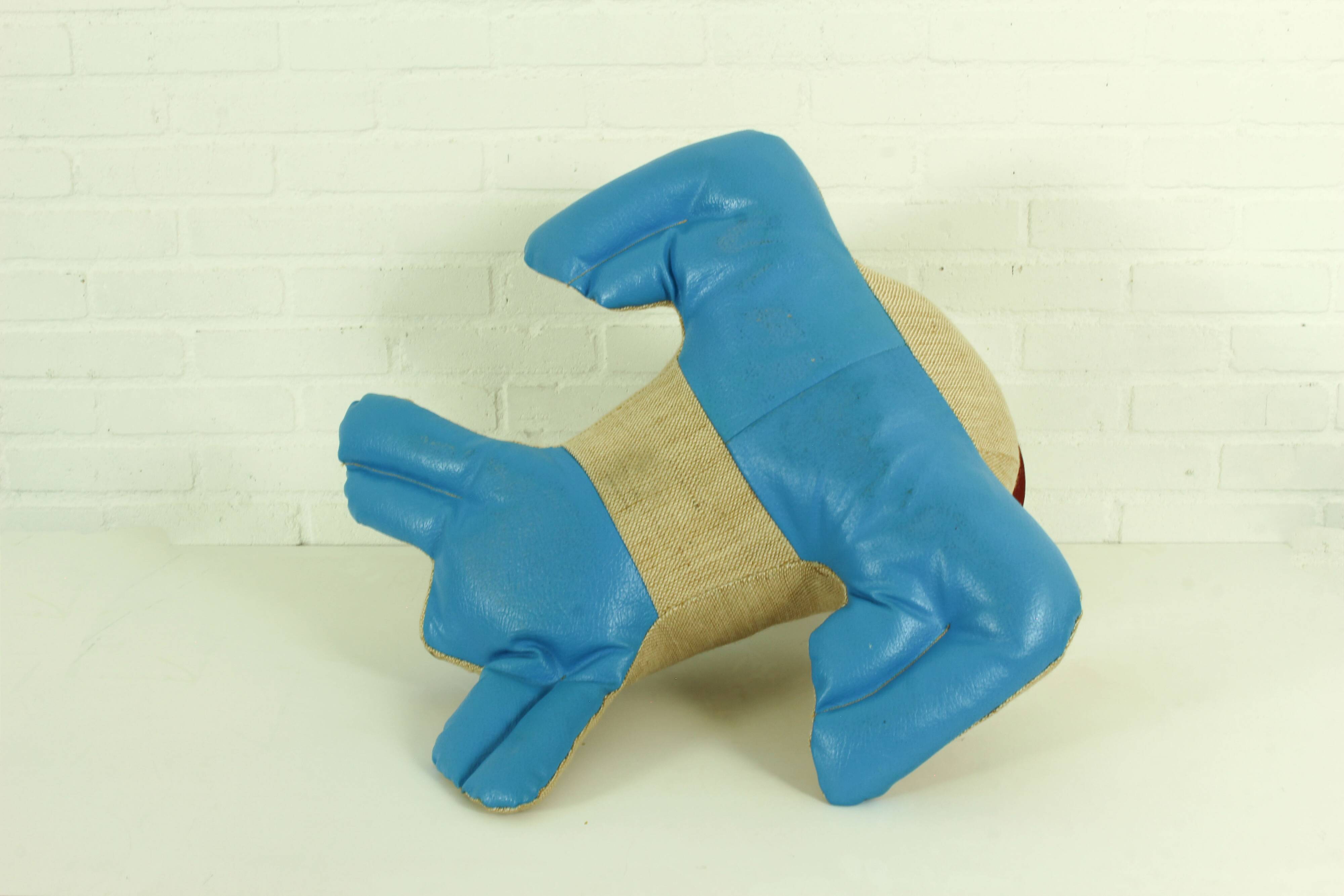 Grand jouet thérapeutique en jute et cuir en forme de phoque par Renate Müller, années 1960.