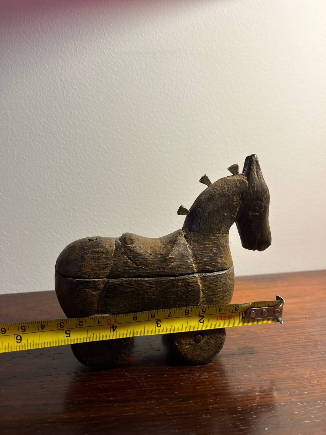 Cheval art populaire en bois sculpté
