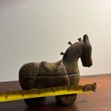 Cheval art populaire en bois sculpté