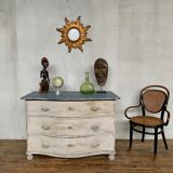 Commode galbée en chêne fin XVlllème