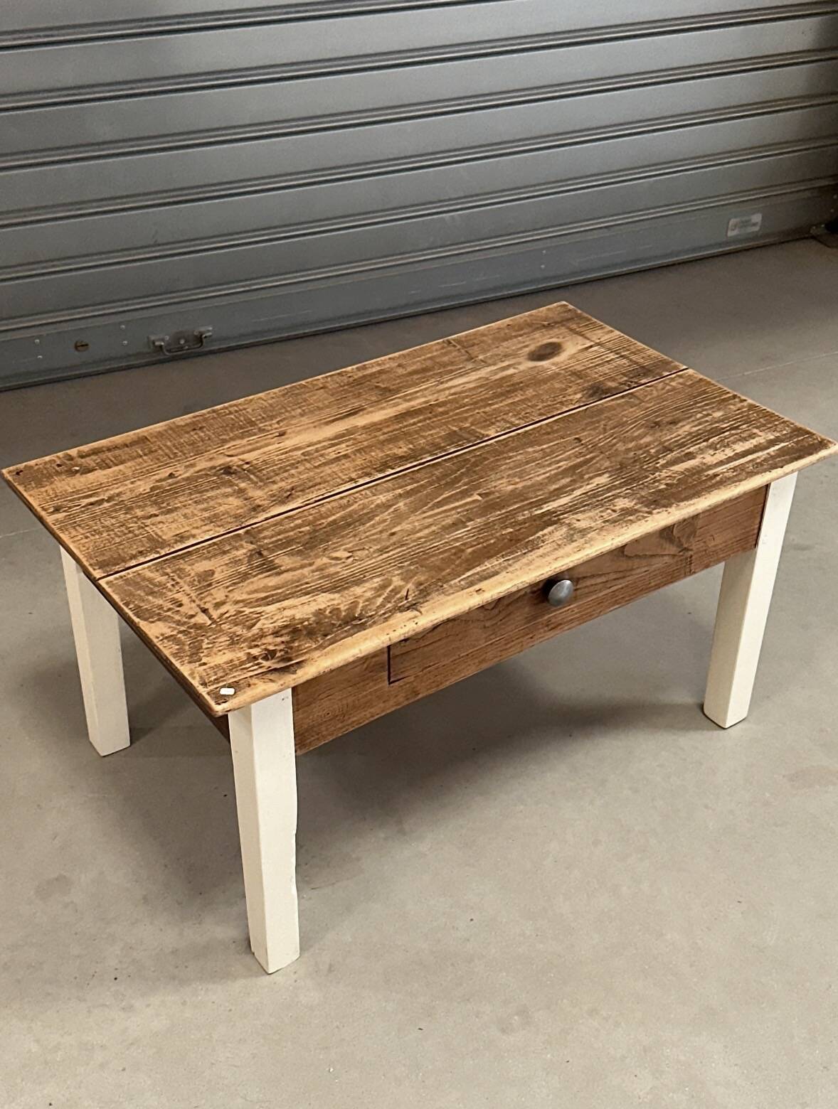 Table basse en bois avec tiroir