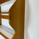 Duo d'étagères vaisselier de Charlotte Perriand