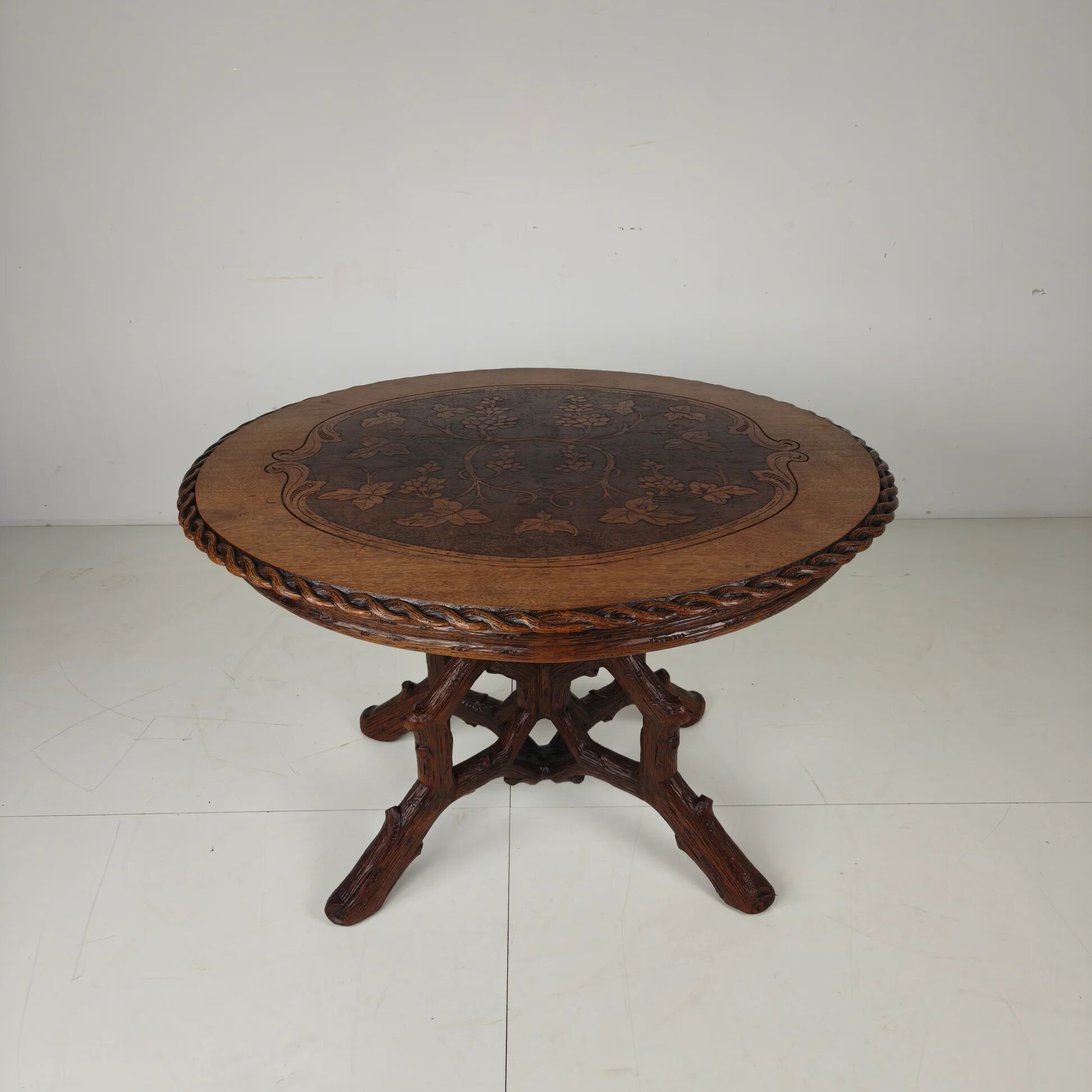 Table à manger de style Forêt-Noire par Horrix – vers 1880