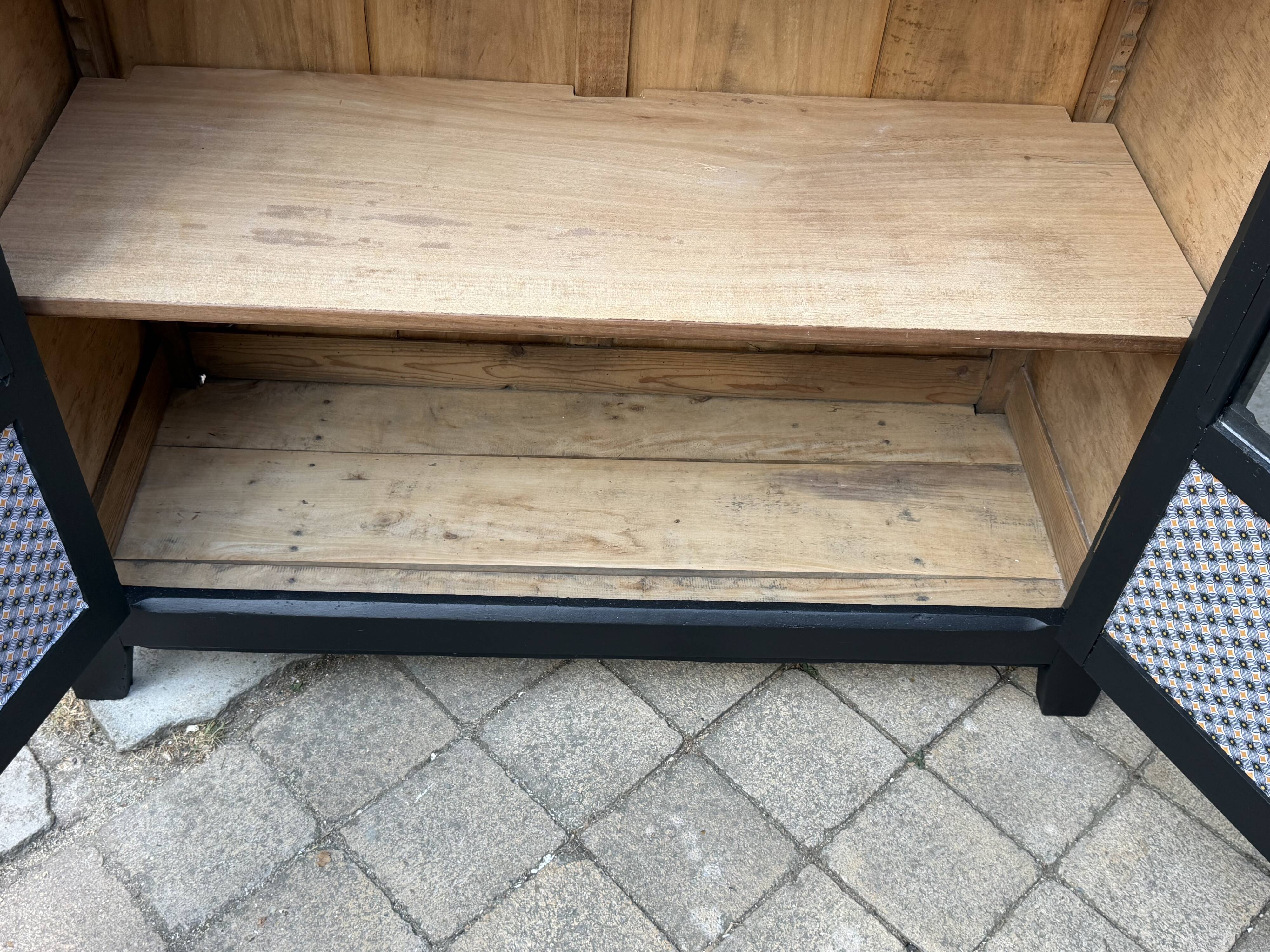 Armoire parisienne noire vitrée rénovée