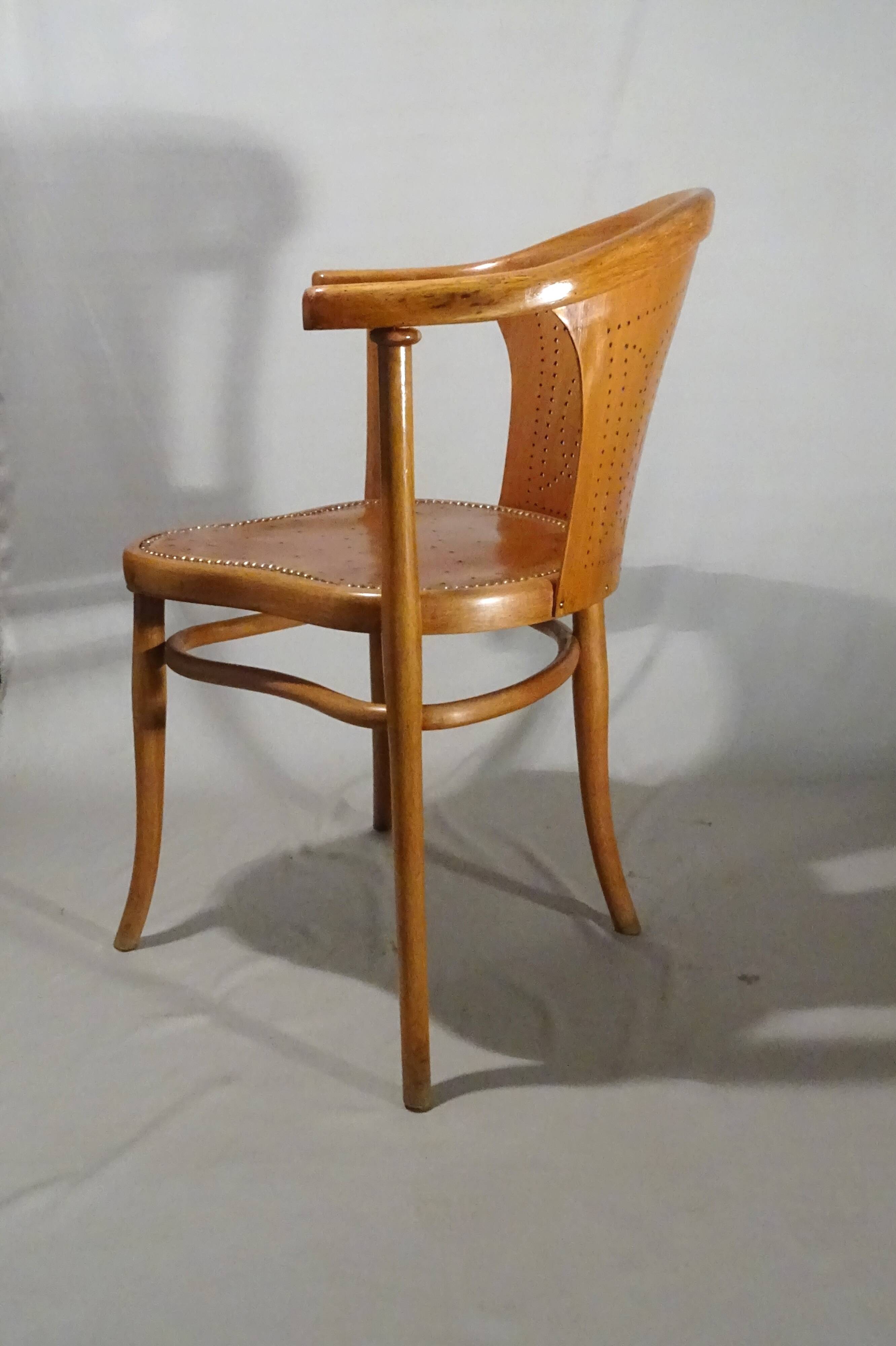 Office chair No. 1 by Thonet with a "oak-like" patina from the late 19th century.