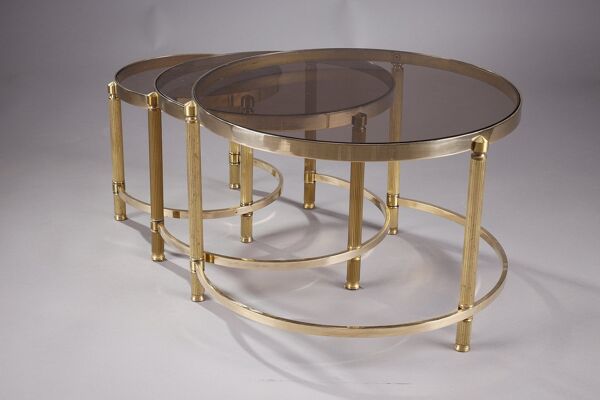 Set de trois tables basses gigognes en bronze et verre fumé, années 70