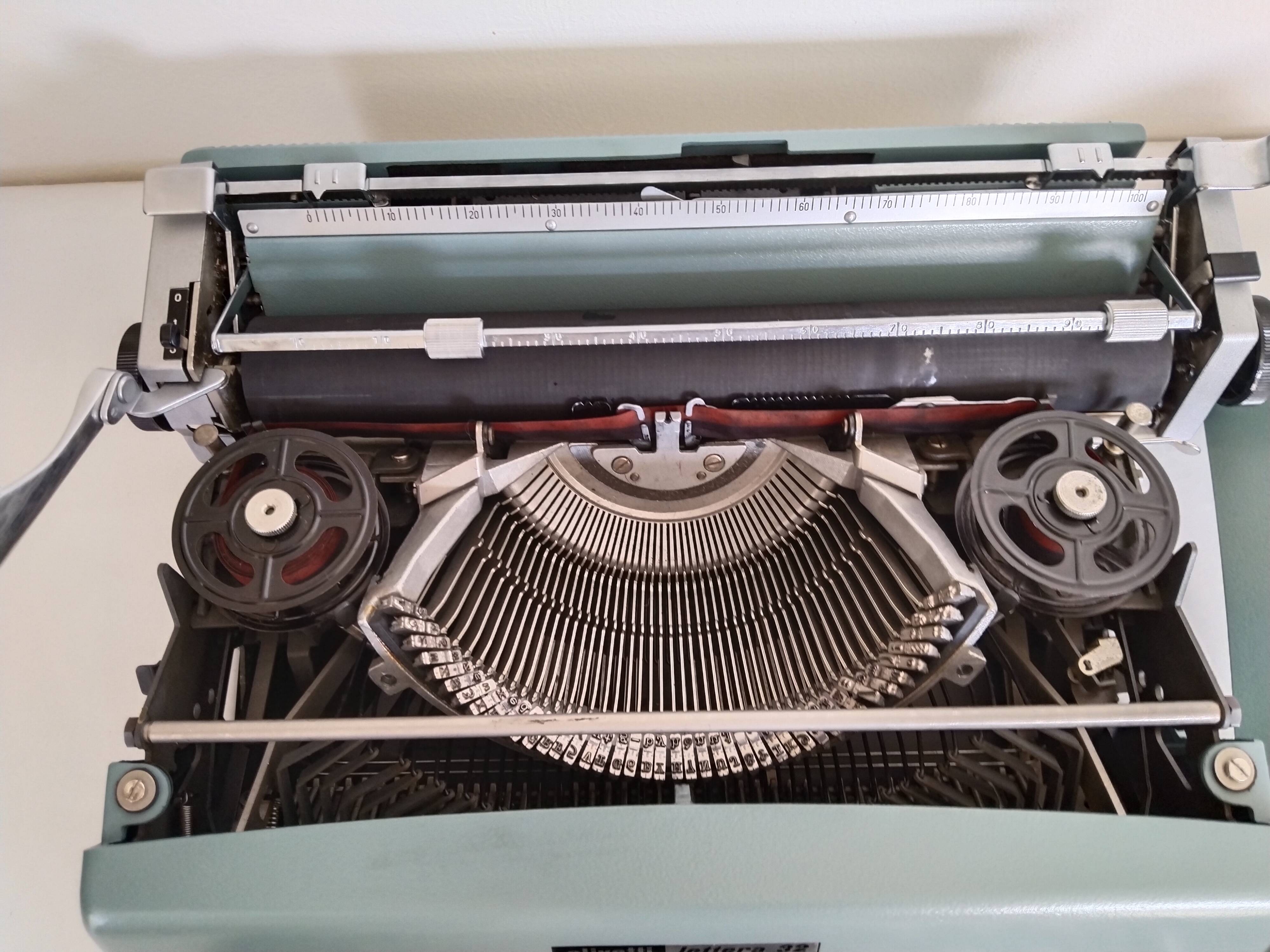 Olivetti Lettera 32 portable typewriter, functional, new ribbon