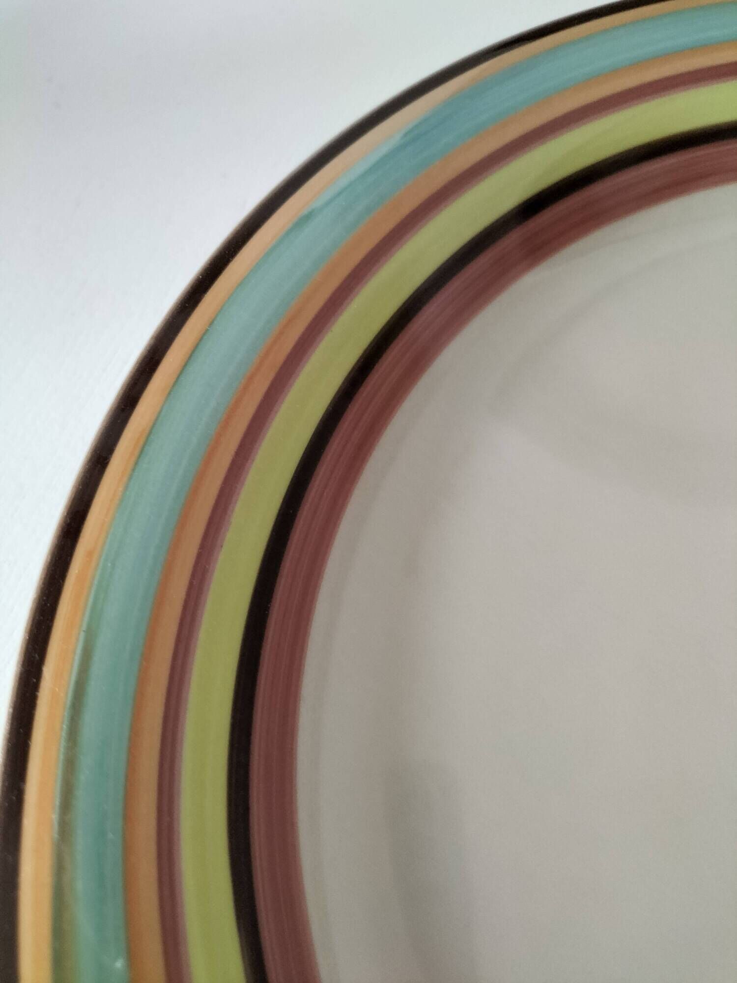 4 large graphic plates with multicoloured stripes – 26 cm