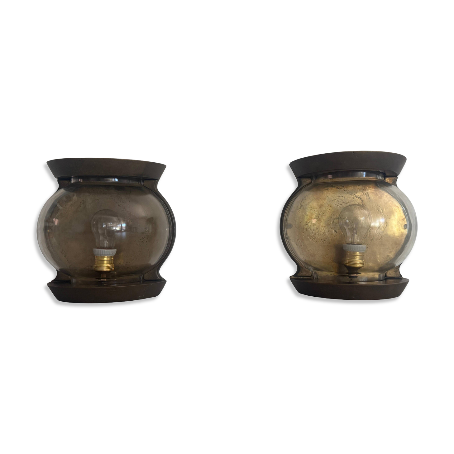Pair of bronze and glass wall lights from the mid-century, 1960, Italy.
