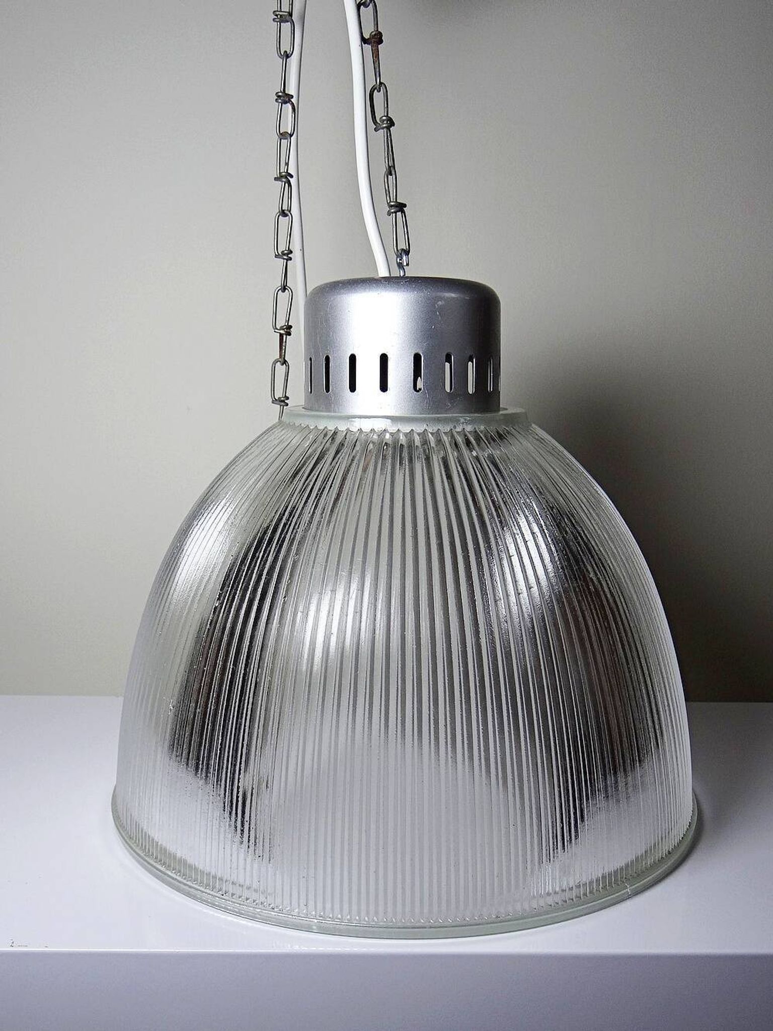 Suspension industrielle en verre prismatique type Holophane, Thorn, 1998