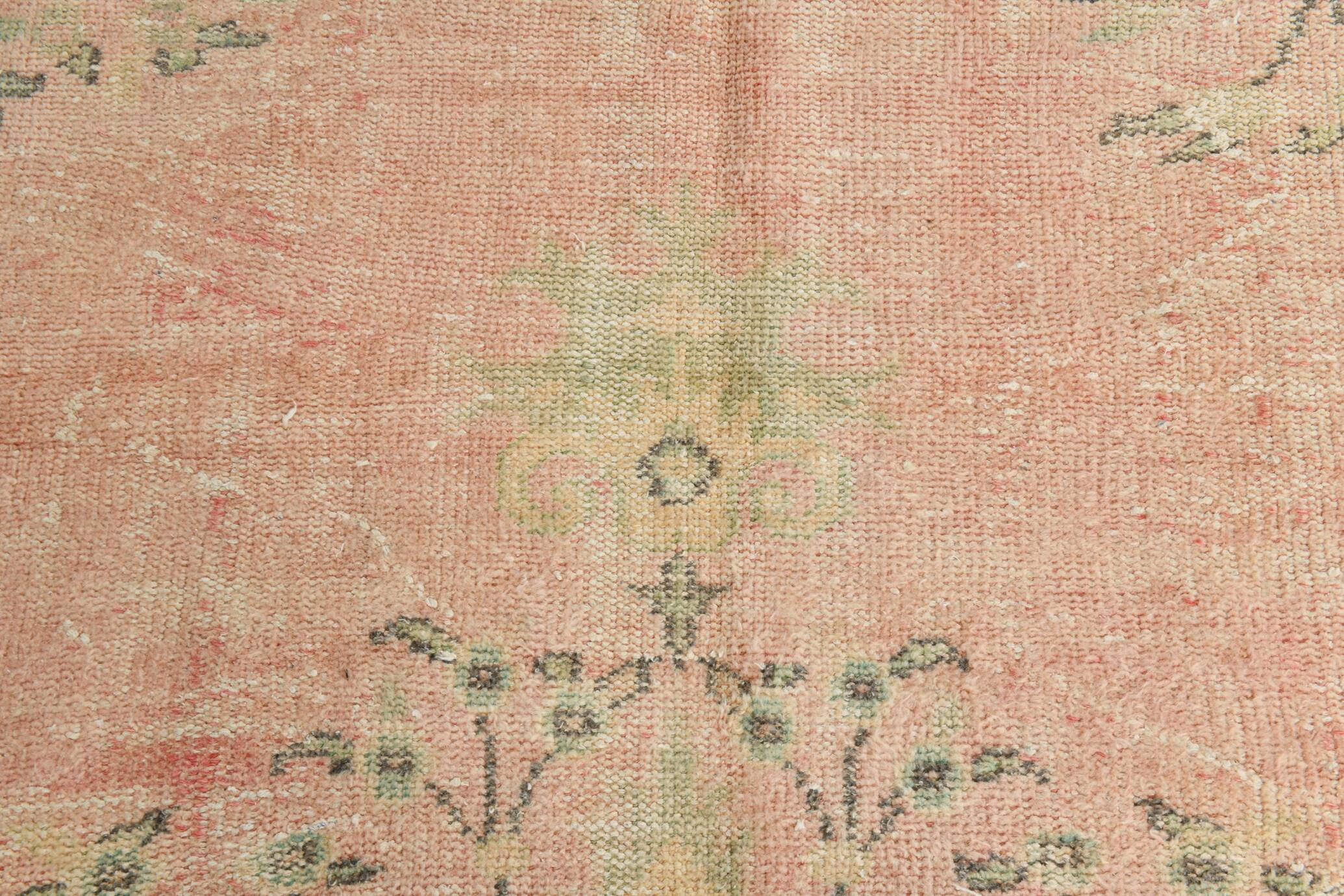 Tapis d’Anatolie ancien tons pastel rose poudré et vert, 231x330 Cm
