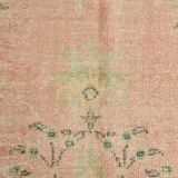 Tapis d’Anatolie ancien tons pastel rose poudré et vert, 231x330 Cm