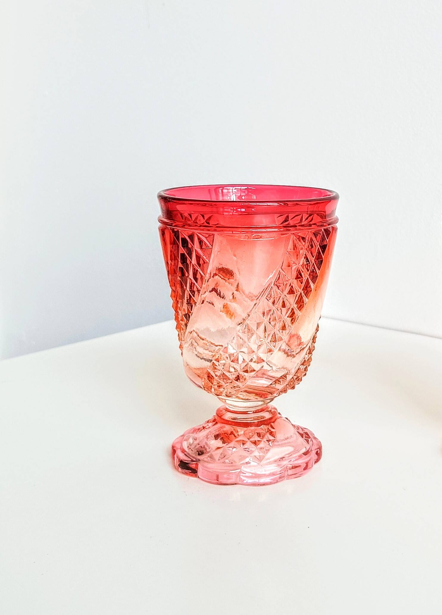Paire de verres Baccarat anciens rouge rose dégradé