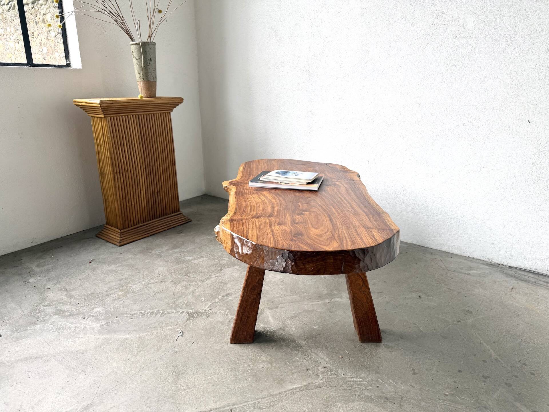 Table basse brutaliste en noyer massif, plateau slab live edge, France