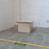 Table basse carrée vintage en travertin